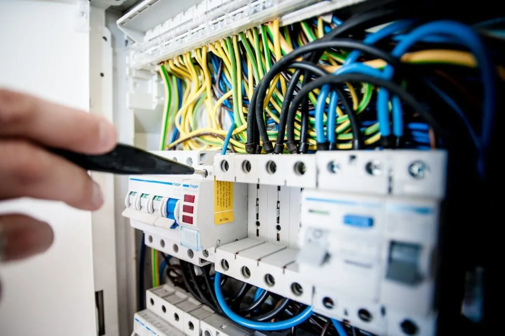 Electrical DB board wiring with circuit breakers
