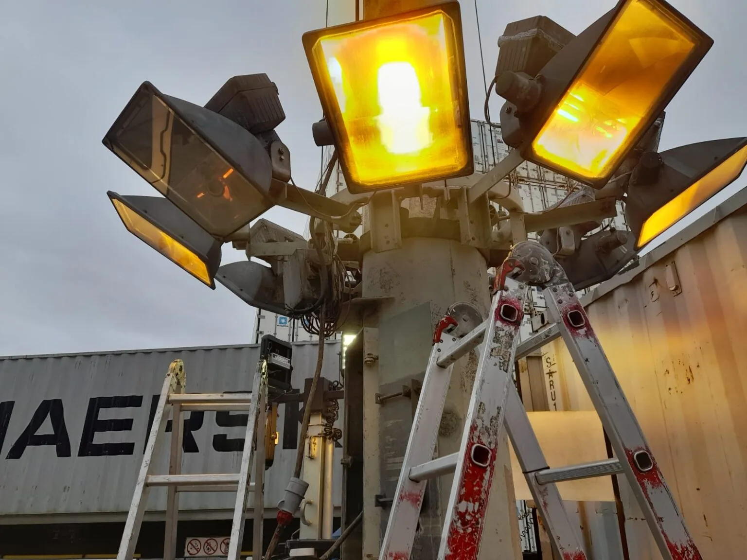 Outdoor floodlight installation
